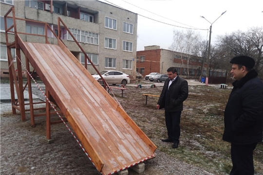 В микрорайоне Ямская построена деревянная горка для зимних забав
