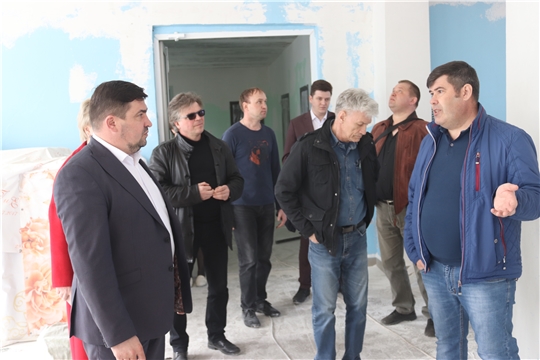 Глава администрации города Алатыря Д.В. Трифонов посетил школу №3, где ознакомился с ходом ремонта учреждения