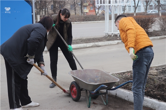 Сотрудники администрации города Алатыря провели уборку своей прилегающей территории