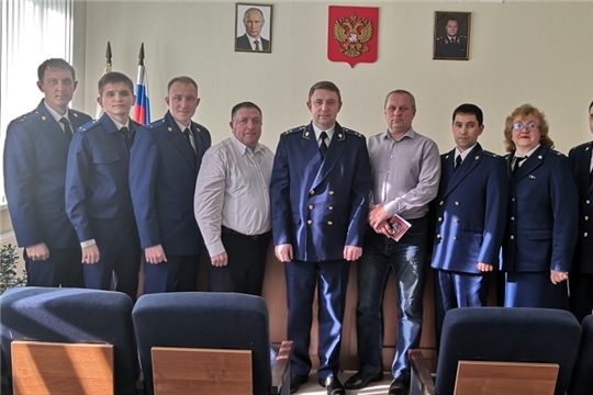 Алатырским межрайонным прокурором ветеранам прокуратуры вручены памятные медали