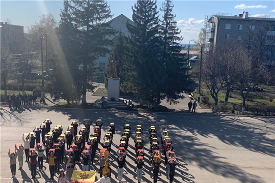 На площади перед зданием городской администрации  состоялся республиканский флешмоб «Государственные символы Чувашии – 30 лет вместе со страной»