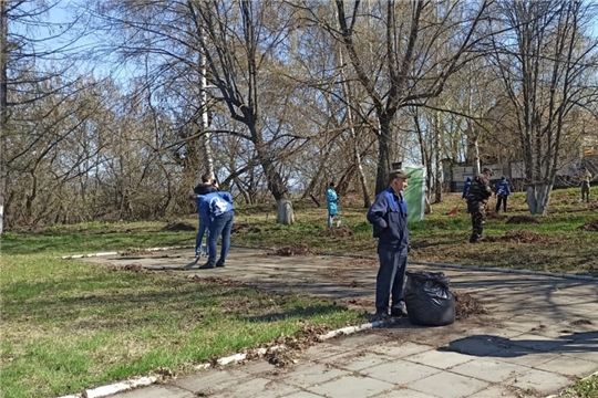 Экологический субботник на Обелиске воинам-землякам, павшим в годы Великой Отечественной войны провели депутаты городского Собрания депутатов