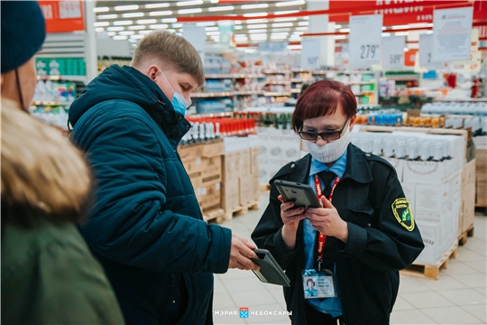 В Чебоксарах гипермаркеты проверили на соблюдение новых антиковидных мер