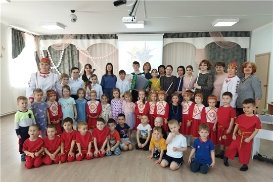 В дни каникул учащиеся Чебоксарской ДМШ №2 им.В.П.Воробьева с радостью делятся своим творчеством с ребятами из школ и детских садов.
