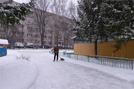 Образовательные организации города Чебоксары устраняют последствия снегопада