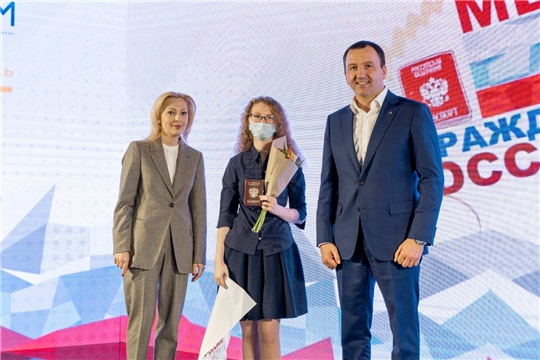 «Мы – граждане России!»: первый в жизни паспорт получила столичная школьница, победитель всероссийской акции Российского Союза Молодежи
