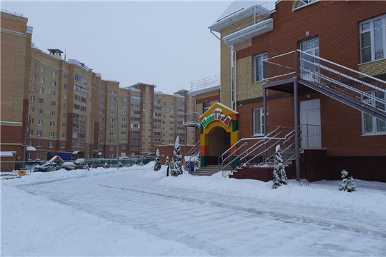 В столичных образовательных учреждениях ведутся снегоуборочные работы