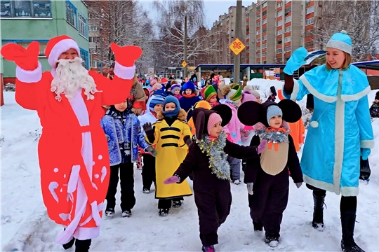 «Дети Че шагают в Новый год!»: на территории детских садов столицы проходит яркий предновогодний костюмированный фестиваль - шествие