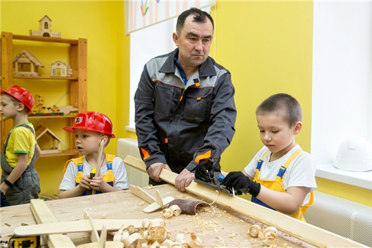 Ранняя профориентация: в дошкольных учреждениях города Чебоксары детей обучают столярному мастерству