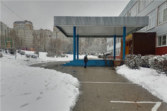 В образовательных учреждениях продолжается уборка территории от снега