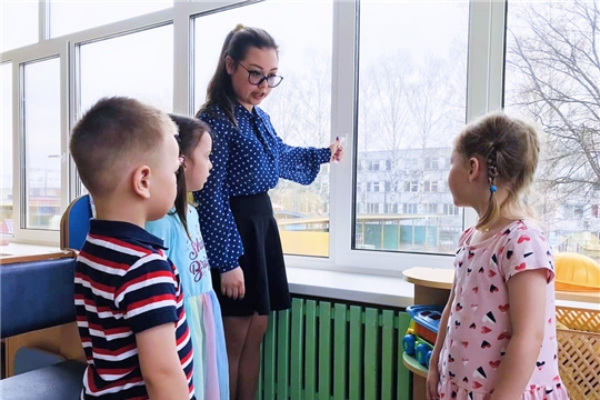Риск выпадения из окна – серьезная и часто встречающаяся опасность в быту