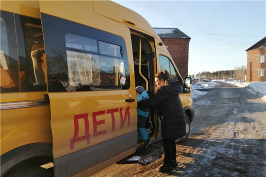 В Заволжье дошколят возят в садик на автобусе.