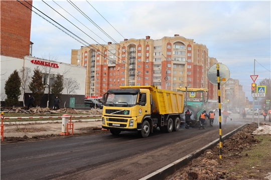 «ДОРИСС» укладывает выравнивающий слой асфальта на ул. Эльгера
