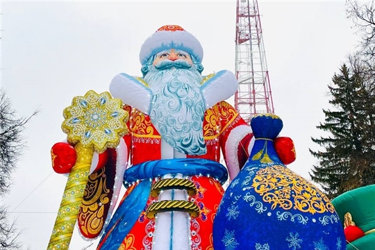 В Чебоксарах поселился пятиметровый Дед Мороз