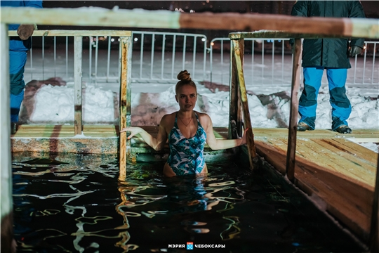 Как прошли крещенские купания в Чебоксарах: большой ночной фоторепортаж