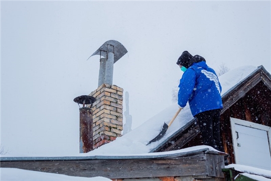 Молодежь Чебоксар помогает ветеранам в уборке снега