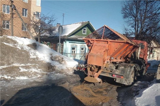 В Чебоксарах усиливают противогололедную обработку дорог