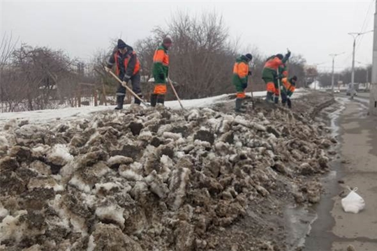 Городские службы приступили к весенней уборке в Чебоксарах