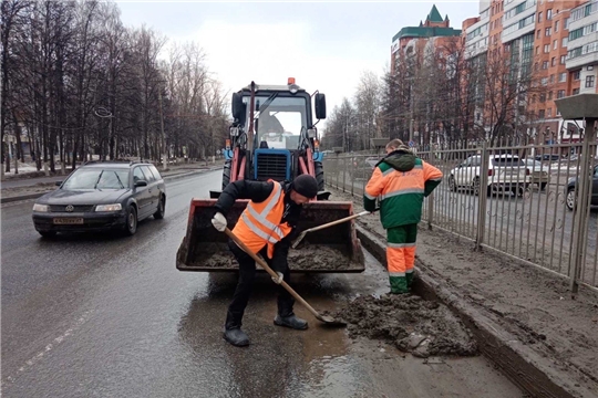 В Чебоксарах предприятия городского хозяйства вышли на субботники