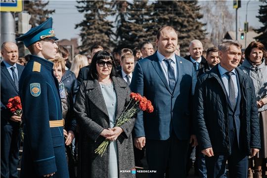 В День космонавтики к памятнику летчика-космонавта Андрияна Николаева возложили цветы