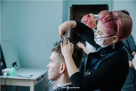 Чебоксарские парикмахеры бесплатно постригли беженцев с Донбасса