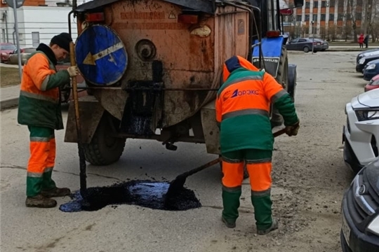 В апреле в Чебоксарах залатали 514 кв.м дорожных ям и выбоин