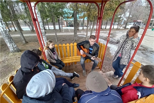 Сотрудники Дворца культуры «Салют» посетили санаторий «Лесная сказка», где на сегодняшний день размещены беженцы из ДНР и ЛНР