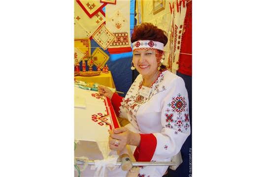 Работа «Золотые руки вышивальщицы» победила в интернет-голосовании фотоконкурса «Самобытная Россия»