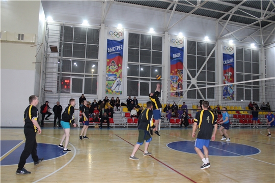 На паркете спортивной школы «Локомотив» трудовые коллективы вступили в спор за право обладать Кубком города Канаш по волейболу