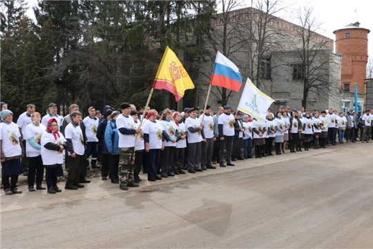 В Канаше организовали яркий флешмоб в знак солидарности с Российской армией