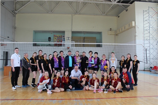 В спортивном зале Спортивной школы «Локомотив» определены лучшие женские коллективы города Канаш и Канашского района