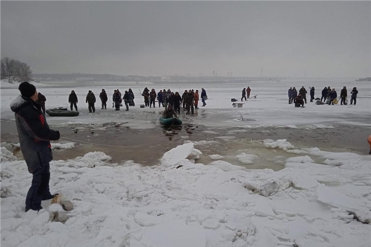 В Чувашии спасли порядка ста рыбаков, оказавшихся отрезанными от берега