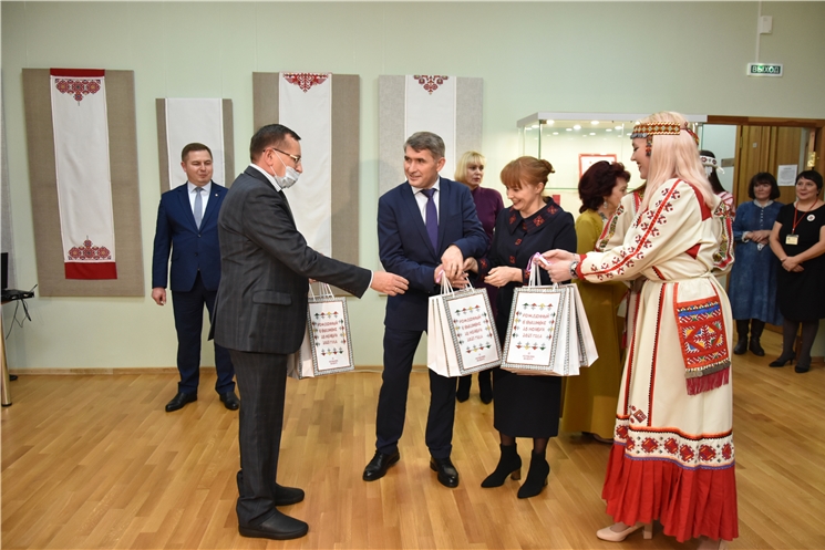 В канун дня чувашской вышивки Олег Николаев дал старт акции «Рожденный в вышивке»