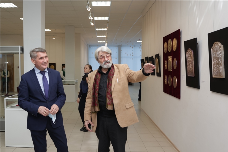 Глава Чувашии открыл выставку народного художника России Геннадия Правоторова «Мир медали» в Чебоксарах