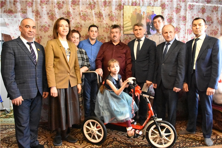 Олег Николаев подарил специальный велотренажер девочке с ограниченными возможностями здоровья