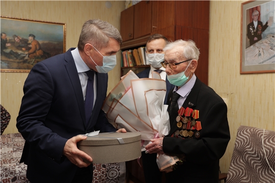Олег Николаев поздравил со 100-летним юбилеем участника войны Ревоката Прохоровича Моисеева