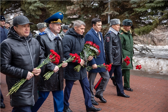 В День защитника Отечества Глава Чувашии возложил цветы к Монументу Славы в городе Чебоксары