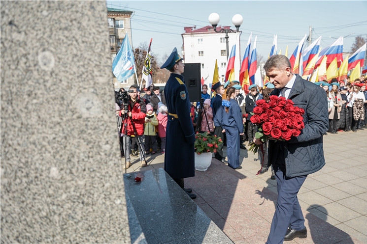 В День космонавтики Глава Чувашии возложил цветы к памятнику летчика-космонавта Андрияна Николаева 
