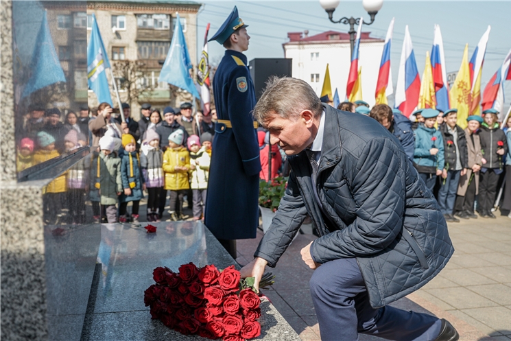 В День космонавтики Олег Николаев возложил цветы к памятнику летчика-космонавта СССР А.Г. Николаева в Чебоксарах