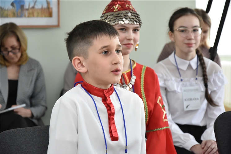 Олег Николаев в День чувашского языка встретился с юными корреспондентами