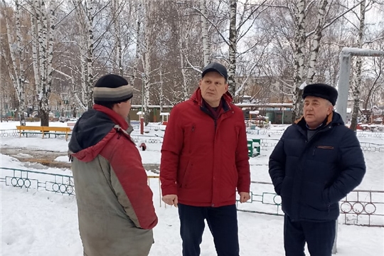 В аварийных ситуациях на сетях холодного водоснабжения разбирался глава администрации города Шумерля Валерий Шигашев