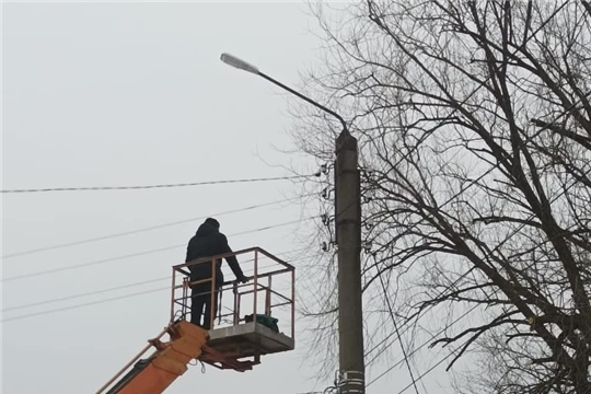 В Шумерле, на участке дороги по ул. Урицкого, ведется ремонт наружного освещения, включающий замену светильников на светодиодные