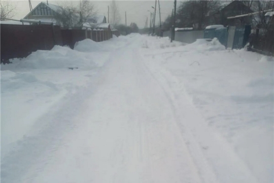 Дорожно-коммунальная служба проводит расчистку от снега улиц частного сектора города Шумерля, подходов к остановочным павильонам