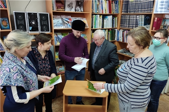 Об истории мусульманской общины Шумерли автор сборника беседовал на встрече с читателями городской центральной библиотеки