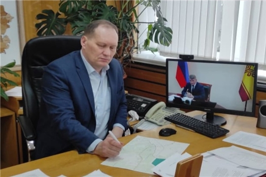 В режиме видеоконференцсвязи участие в работе оперштаба принял глава администрации города Валерий Шигашев