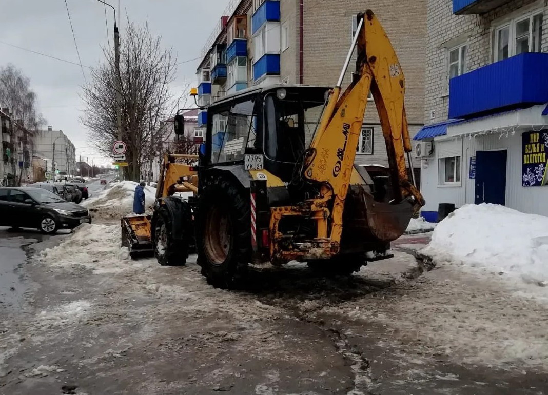 В Шумерле дорожники освобождают ливневку для талых вод | г. Шумерля  Чувашской Республики