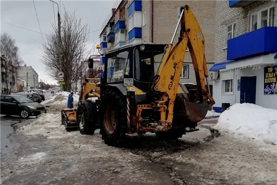 В Шумерле дорожники освобождают ливневку для талых вод