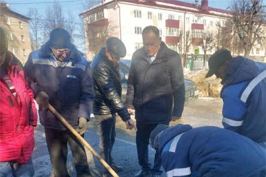 Ямочный ремонт дорог Шумерли ведется по новым для города технологиям с применением холодного асфальта