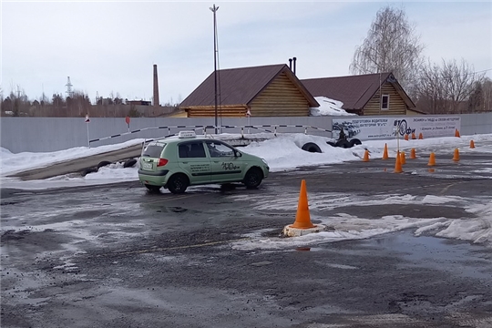 Первое занятие по вождению в студии «Автодело» Центра детского творчества города Шумерля прошло на учебной площадке