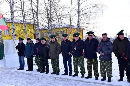 Памятник-стела пограничникам в селе Малые Кармалы Ибресинского района